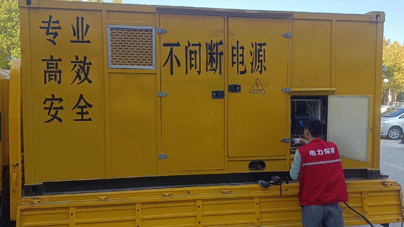 惠济柴油发电机组和UPS电源配合使用时，如何避免切换过程中的电力中断？